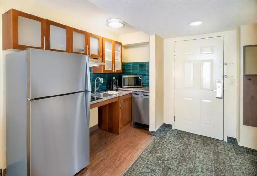 身障者適用キングサイズベッドルーム, Staybridge Suites Memphis Poplar Ave East, An Ihg