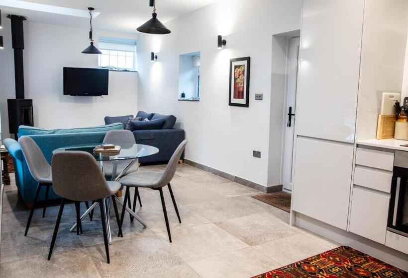 Bungalow Sandard, Swansea Valley Holiday Cottages