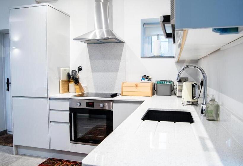 Bungalow Sandard, Swansea Valley Holiday Cottages