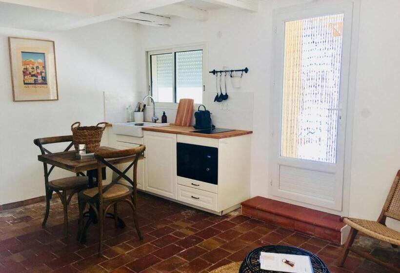 استودیو استاندارد با چشمانداز استخر, Domaine De Carraire