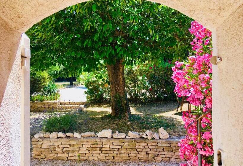 استودیو استاندارد با چشمانداز استخر, Domaine De Carraire