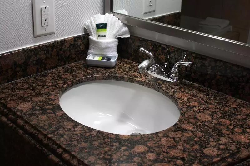 اتاق استاندارد با تخت بزرگ, Four Points By Sheraton Kansas City Airport