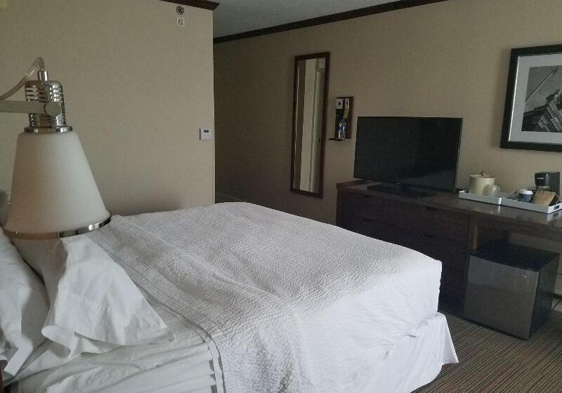 带大床的标准间, Four Points By Sheraton Kansas City Airport