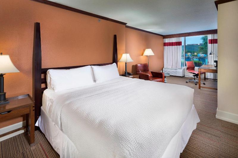 带大床的标准间, Four Points By Sheraton Kansas City Airport