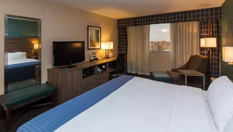 اتاق استاندارد با تخت بزرگ, Holiday Inn Des Moines Downtown Mercy Campus, An Ihg