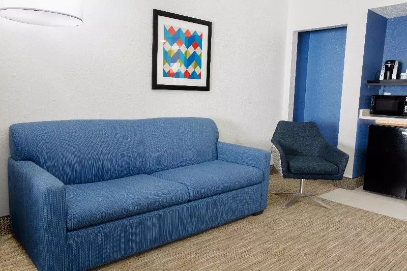 キングサイズベッドのスイートルーム, Holiday Inn Express & Suites Dayton Huber Heights By Ihg