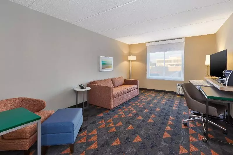 キングサイズベッドのスイートルーム, Holiday Inn Westbury Long Island, An Ihg