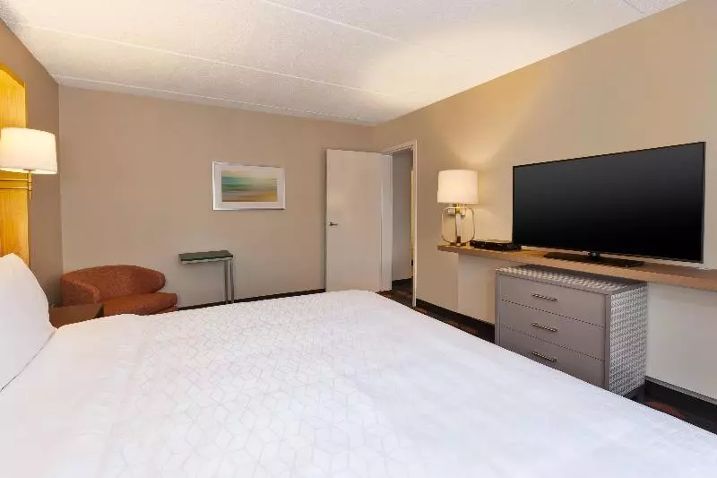 キングサイズベッドのスイートルーム, Holiday Inn Westbury Long Island, An Ihg