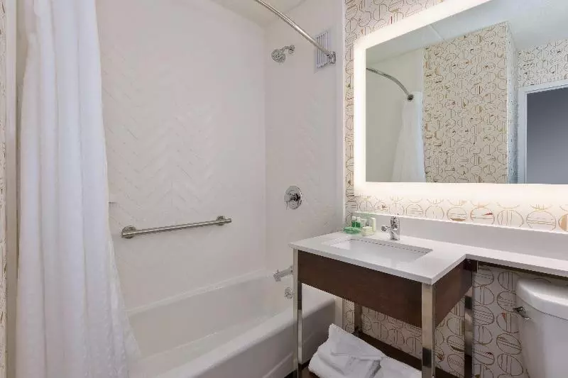 キングサイズベッドのスタンダードルーム, Holiday Inn Westbury Long Island, An Ihg