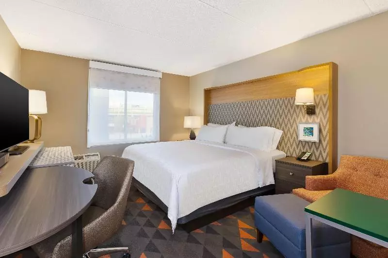 キングサイズベッドのスタンダードルーム, Holiday Inn Westbury Long Island, An Ihg