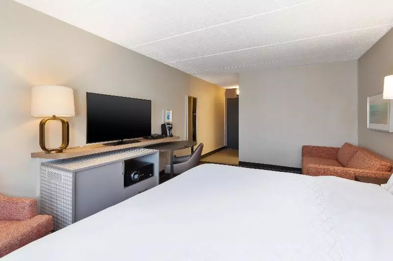 キングサイズベッドのスタンダードルーム, Holiday Inn Westbury Long Island, An Ihg