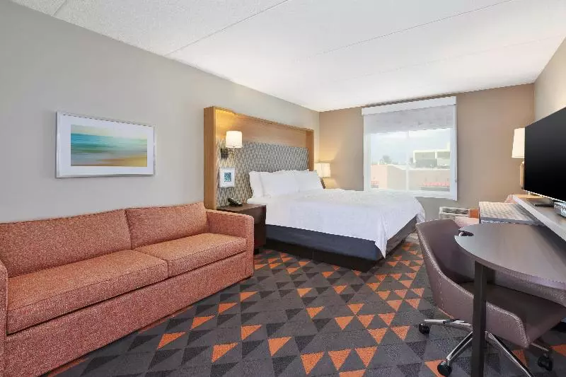 キングサイズベッドのスタンダードルーム, Holiday Inn Westbury Long Island, An Ihg