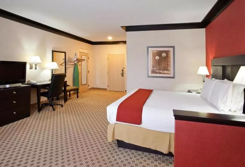 キングサイズベッドのスタンダードルーム, Quality Inn & Suites Oakwood Village Cleveland South