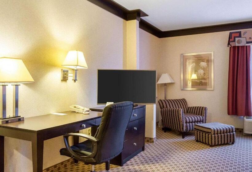 Люкс с гидромассажем, Quality Inn & Suites Oakwood Village   Cleveland South