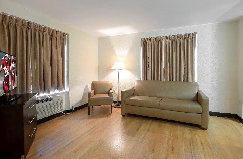 디럭스 룸 킹사이즈 침대, Red Roof Plus Henderson