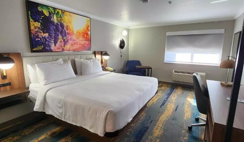 キングサイズベッドのスタンダードルーム, La Quinta Inn & Suites By Wyndham Yakima Downtown