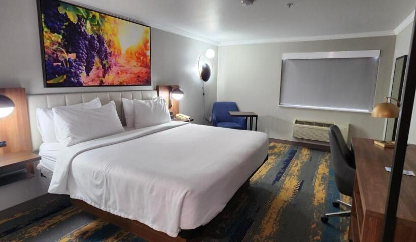 キングサイズベッドのスタンダードルーム, La Quinta Inn & Suites By Wyndham Yakima Downtown
