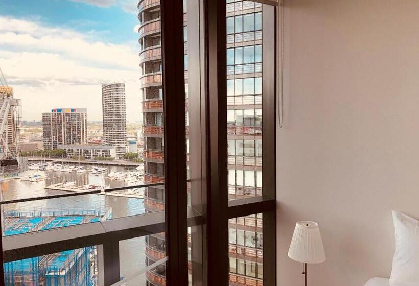 2 Bedrooms Apartment River View, Winston Apartments Docklands