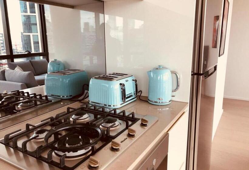 2 Bedrooms Apartment River View, Winston Apartments Docklands