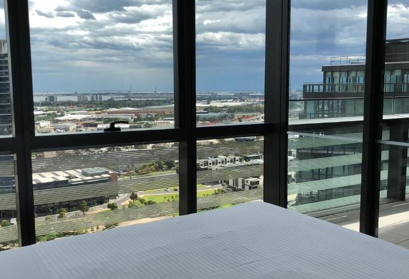 2 Bedrooms Apartment River View, Winston Apartments Docklands