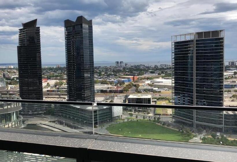 2 Bedrooms Apartment River View, Winston Apartments Docklands