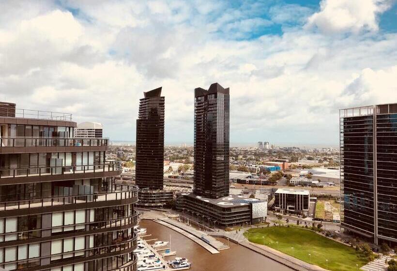 2 Bedrooms Apartment City View, Winston Apartments Docklands