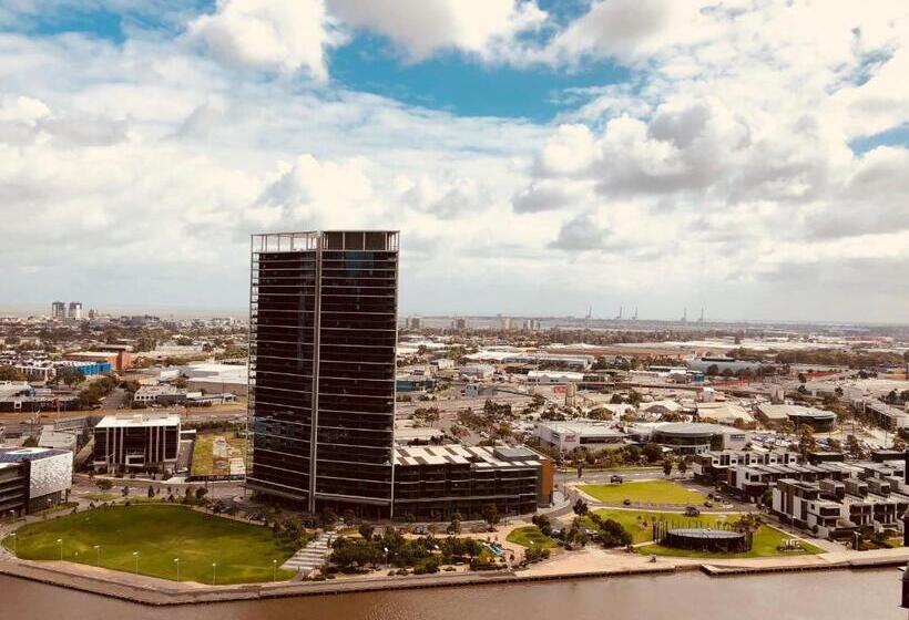 2 Bedrooms Apartment City View, Winston Apartments Docklands