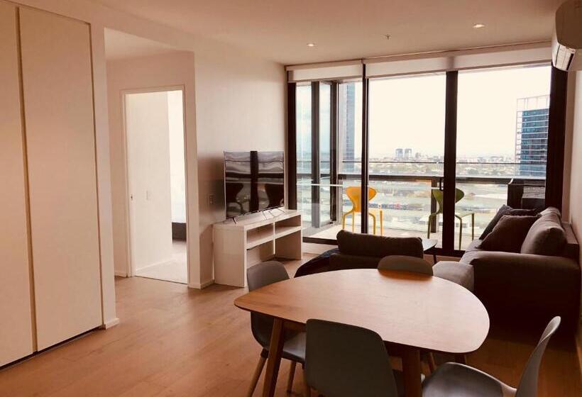 2 Bedrooms Apartment City View, Winston Apartments Docklands