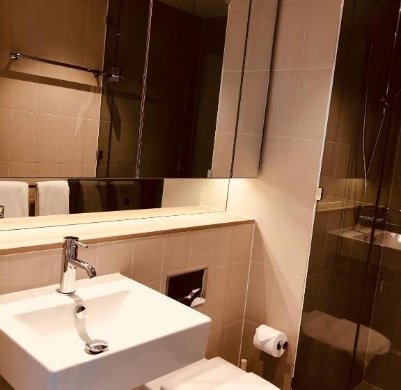 2 Bedrooms Apartment City View, Winston Apartments Docklands