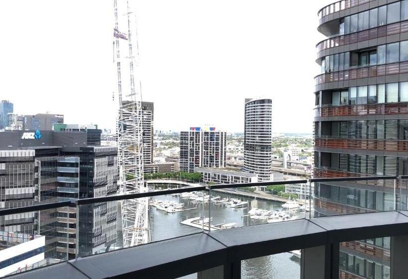 2 Bedrooms Apartment River View, Winston Apartments Docklands