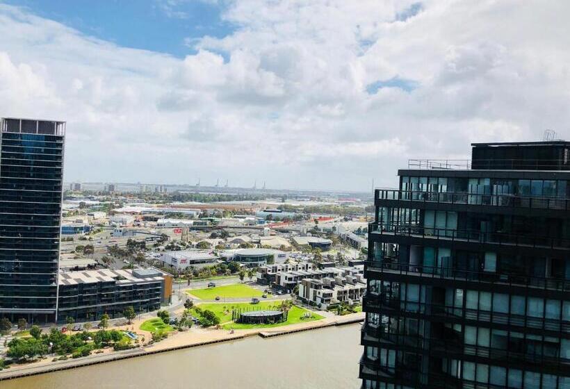 2 Bedrooms Apartment River View, Winston Apartments Docklands