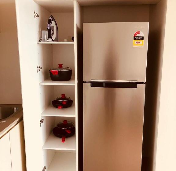 2 Bedrooms Apartment River View, Winston Apartments Docklands