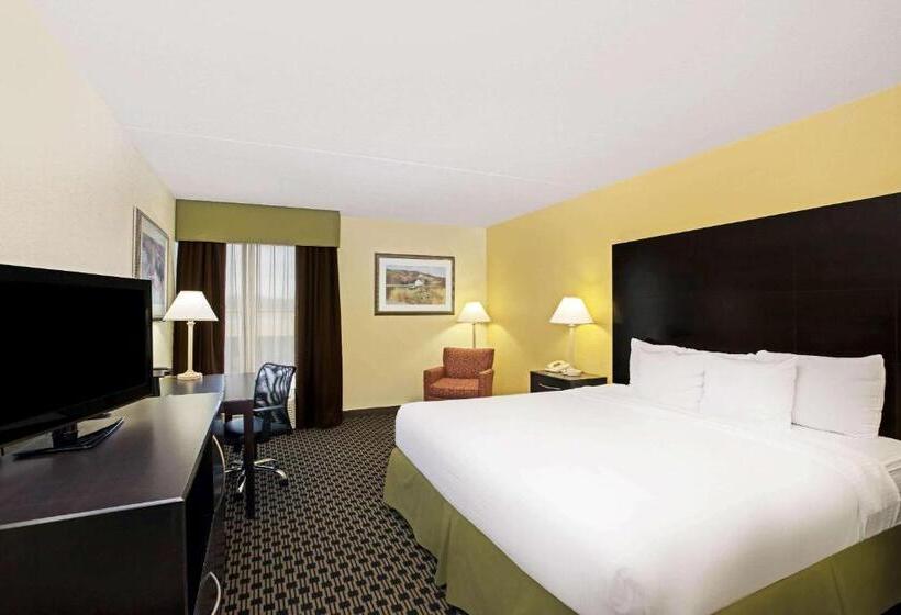 Номер Deluxe Кровать Кинг, La Quinta Inn & Suites By Wyndham Salina