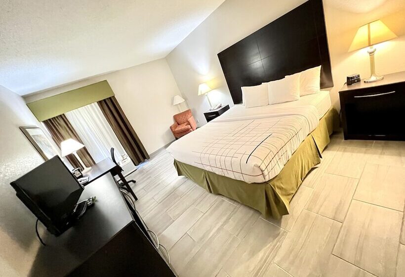 Люкс, La Quinta Inn & Suites By Wyndham Salina