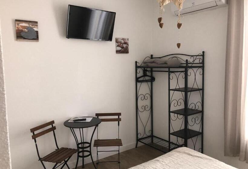 غرفة قياسية مطلّة علي البحر مزوَّدة بشُرفة, Hôtel Le Carnon
