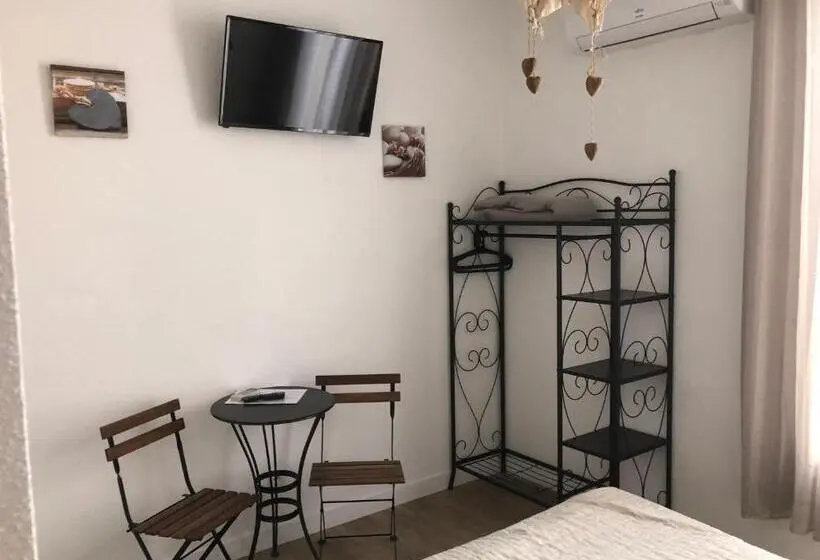 オーシャンビュースタンダードルームバルコニー付き, Hôtel Le Carnon