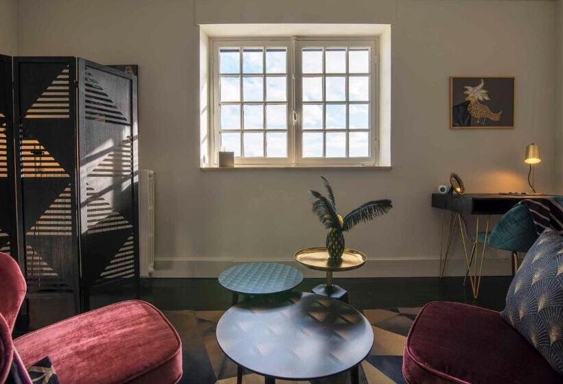 스탠다드 트리플 룸, Quand La Ville Dort