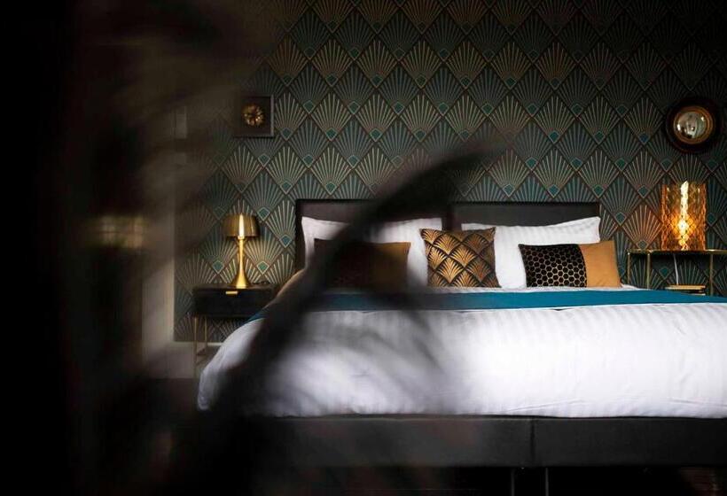 스탠다드 트리플 룸, Quand La Ville Dort