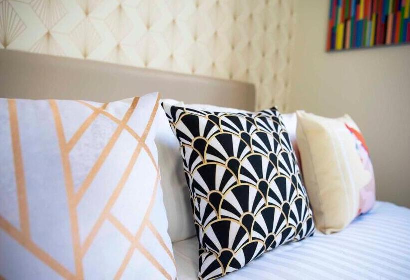 스탠다드 룸, Quand La Ville Dort