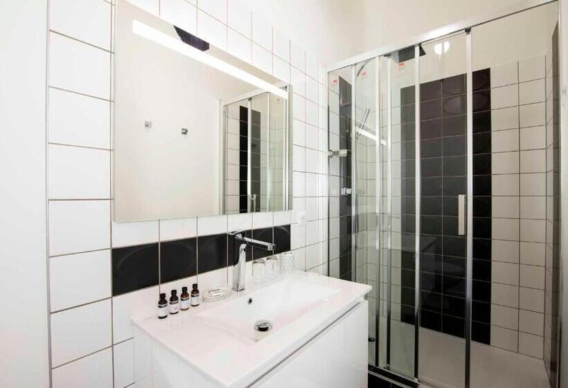 스탠다드 룸, Quand La Ville Dort