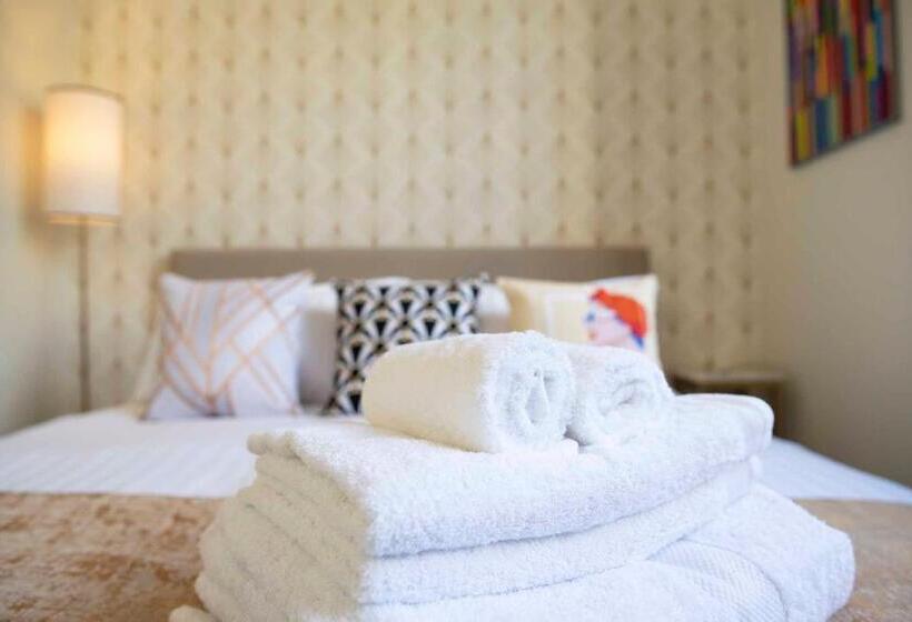 스탠다드 룸, Quand La Ville Dort