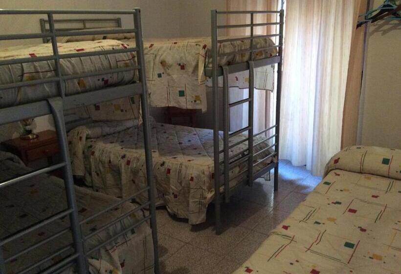 اتاق استاندارد چهارنفره با سرویس بهداشتی مشترک, Pensión Princesa