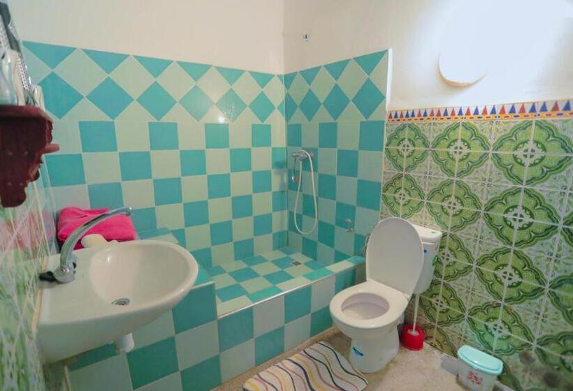 סטודיו סטנדרט עם מרפסת, The Spot