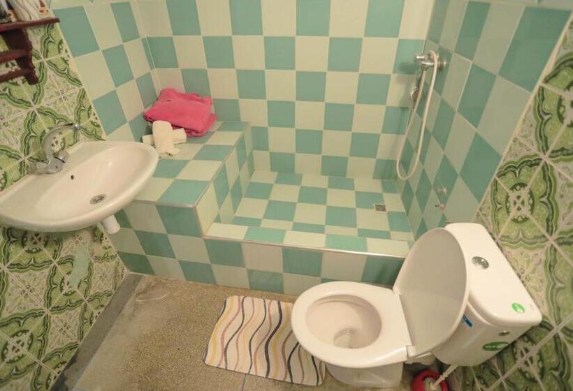 סטודיו סטנדרט עם מרפסת, The Spot