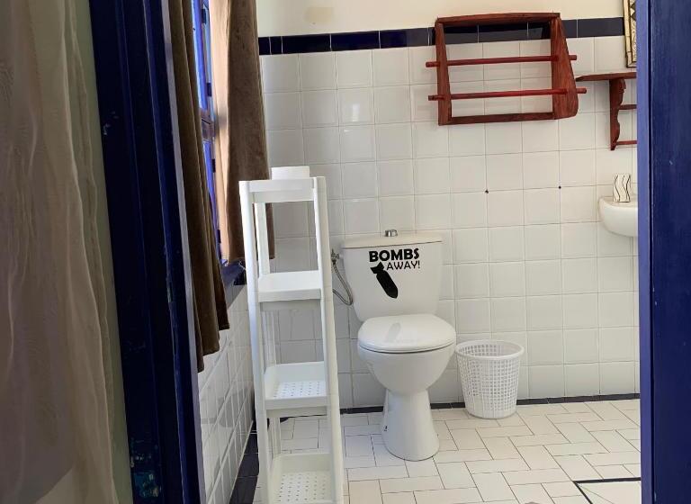 חדר סטנדרט לארבעה, The Spot