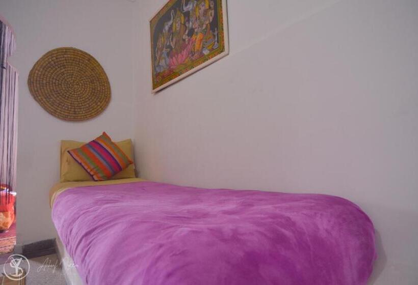 חדר סטנדרט לארבעה, The Spot