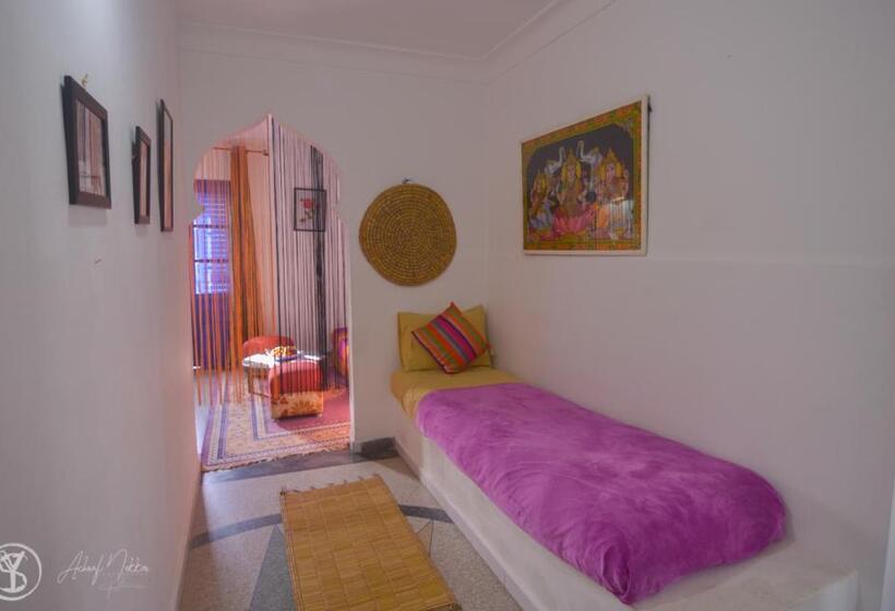 חדר סטנדרט לארבעה, The Spot