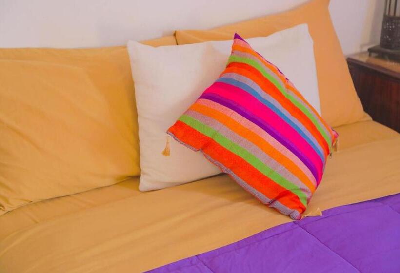 חדר סטנדרט לארבעה, The Spot