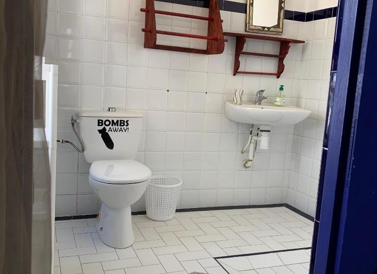 חדר סטנדרט לארבעה, The Spot