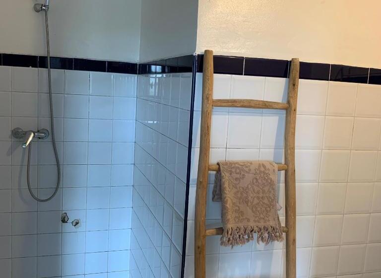 חדר סטודיו סטנדרד, The Spot